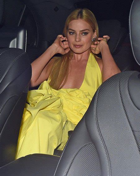 margot robbie nip slip|Margot Robbie Suffers Red Carpet Wardrobe Malfunction, Gets。